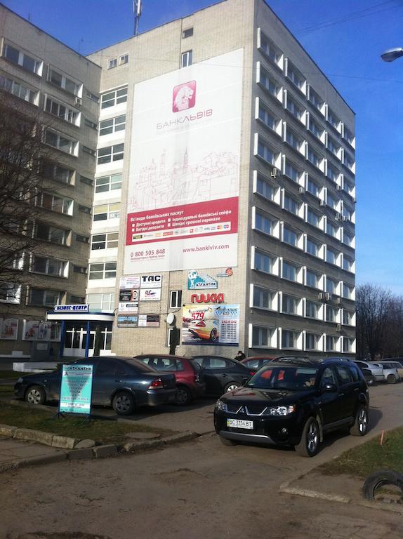 Molodizhniy Hostel Lviv Buitenkant foto