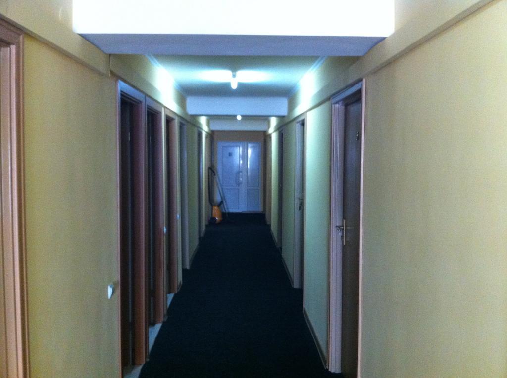 Molodizhniy Hostel Lviv Buitenkant foto